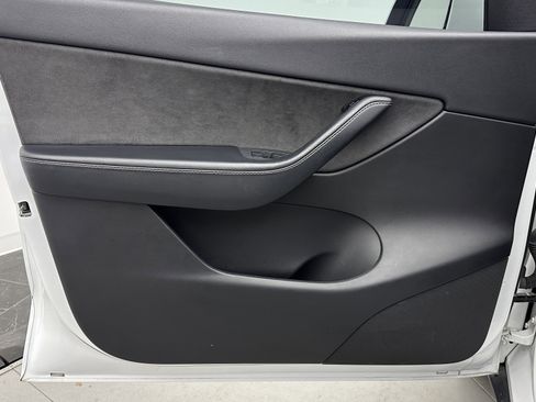 Used 2021 Tesla Model Y Long Range image 10