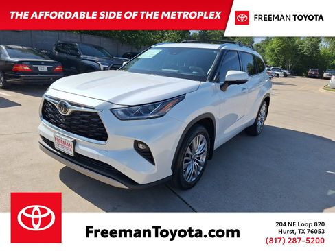 Used 2023 Toyota Highlander Platinum FWD image 1