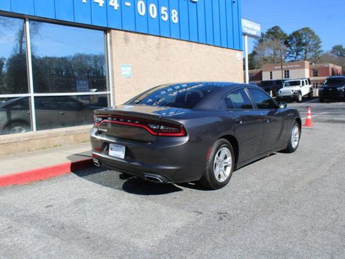 Used 2017 Dodge Charger SE image 4