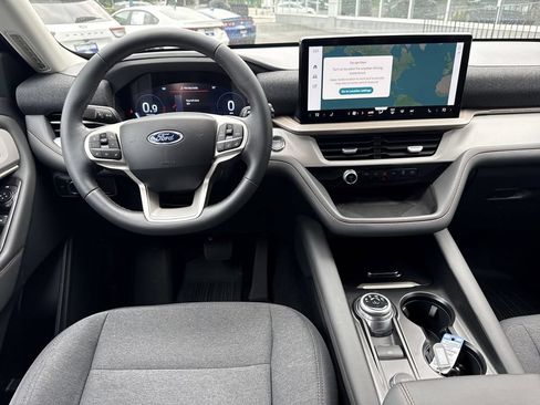Used 2025 Ford Explorer Active AWD/4WD image 11