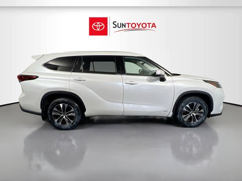 Used 2022 Toyota Highlander XLE AWD/4WD image 2