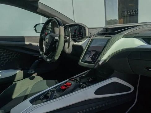 Used 2024 Lamborghini Revuelto image 16