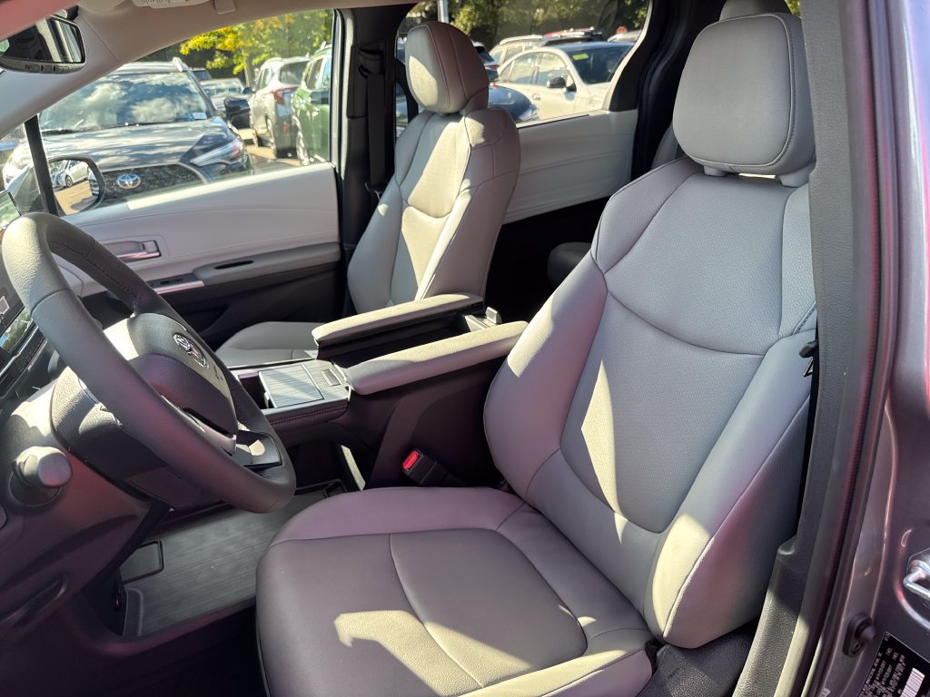 Used 2026 Toyota Sienna XLE AWD/4WD image 14
