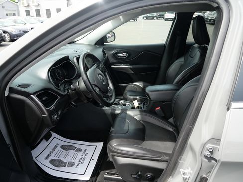 Used 2019 Jeep Cherokee Latitude Plus w/ Cold Weather Group AWD/4WD image 10