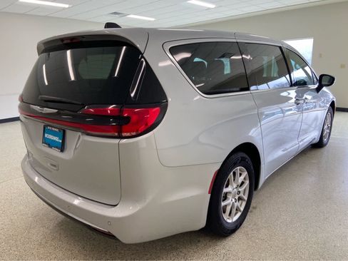 Used 2024 Chrysler Pacifica Touring-L image 5
