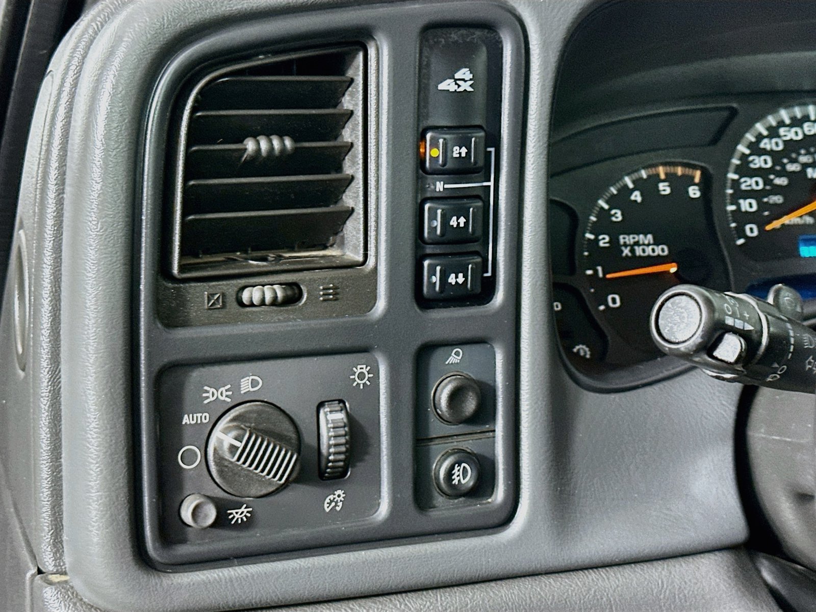 Used 2004 Chevrolet Silverado 2500 LT w/ Skid Plate Package AWD/4WD image 11