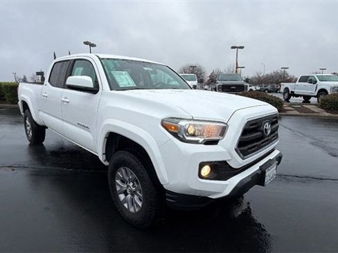 Used 2017 Toyota Tacoma SR5 image 2