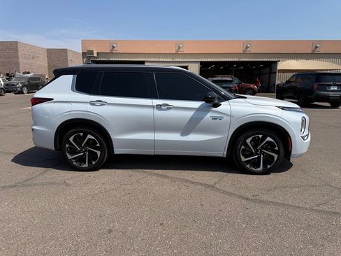 Used 2023 Mitsubishi Outlander 4WD Plug-In Hybrid image 4