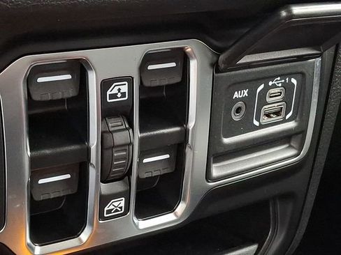 Used 2025 Jeep Gladiator Sport image 24