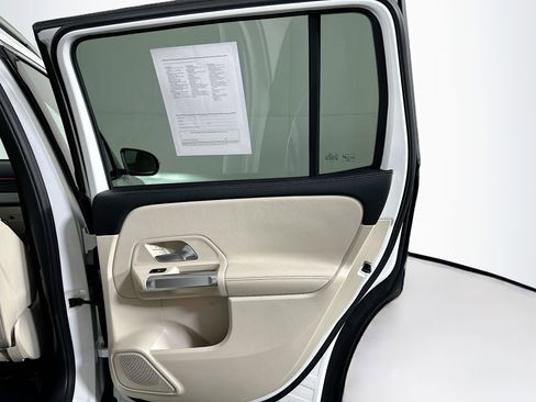 Used 2025 Mercedes-Benz GLB 250 image 32