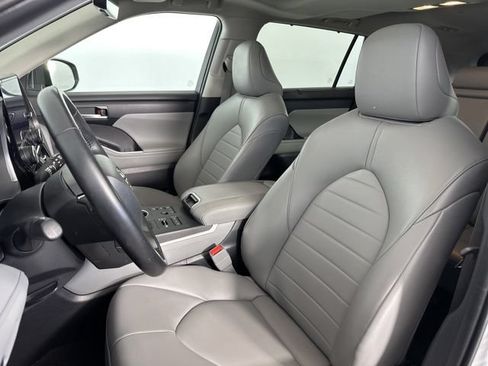 Used 2023 Toyota Highlander XLE AWD/4WD image 16