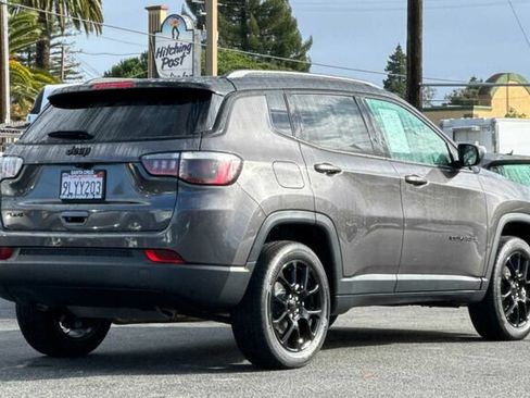 Used 2023 Jeep Compass Latitude w/ Sun and Sound Group AWD/4WD image 4
