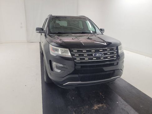 Used 2017 Ford Explorer XLT w/ Equipment Group 202A AWD/4WD image 14