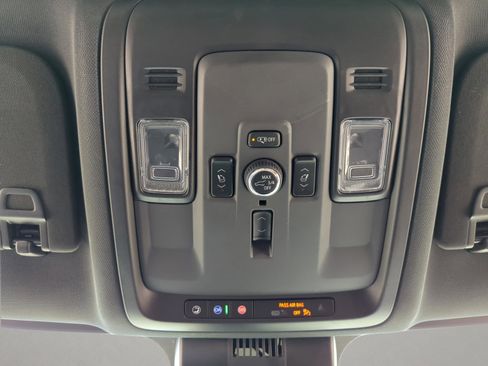 Used 2025 Chevrolet Suburban High Country image 12