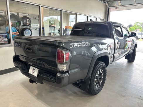 Used 2022 Toyota Tacoma TRD Off-Road w/ TRD Premium Off Road Package AWD/4WD image 11