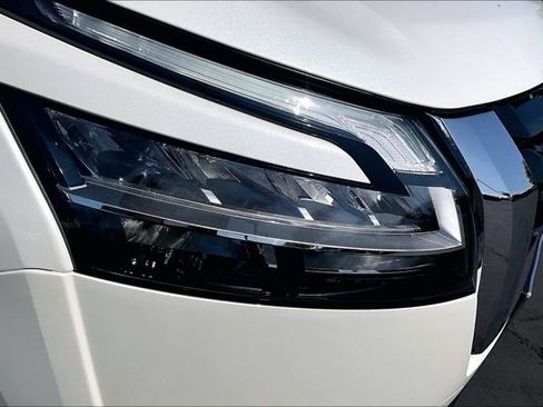 Certified 2022 Nissan Pathfinder SV FWD image 32