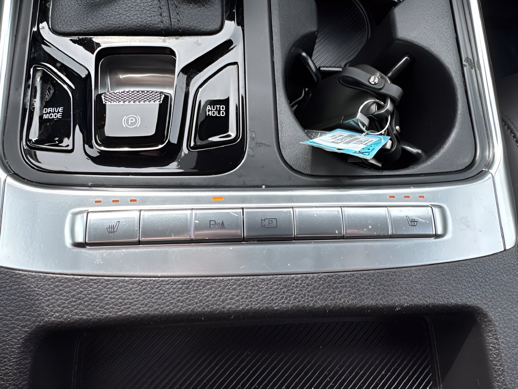 Used 2025 Kia Carnival EX FWD image 23