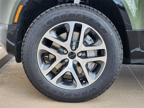 New 2026 Land Rover Defender 110 X-Dynamic SE image 7