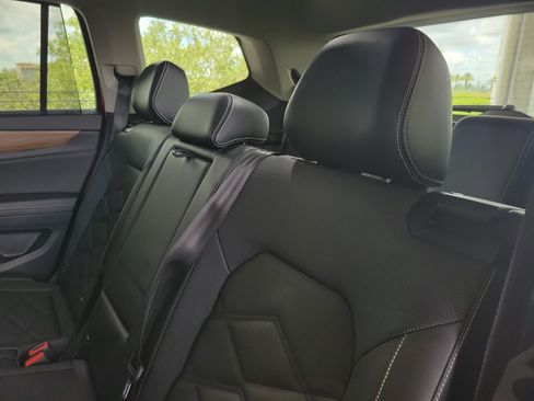 Used 2024 Volkswagen Atlas SE w/ Panoramic Sunroof Package FWD image 8