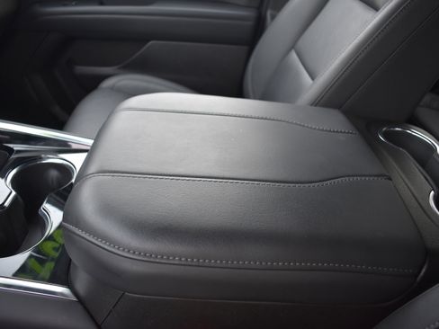 Used 2025 Chevrolet Suburban Z71 image 23