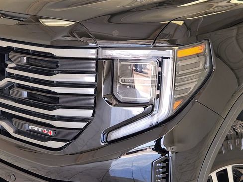 Used 2023 GMC Sierra 1500 AT4 w/ AT4 Premium Package AWD/4WD image 9