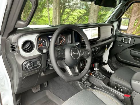 New 2025 Jeep Gladiator Sport image 25