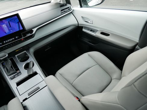 Certified 2025 Toyota Sienna XLE w/ XLE Plus Package image 11