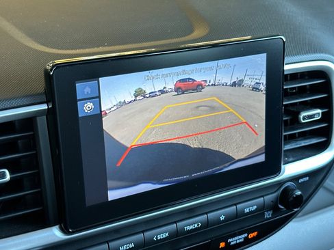 Certified 2025 Hyundai Venue SEL FWD image 19