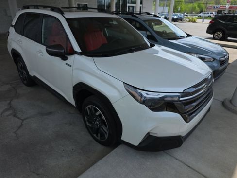 Used 2025 Subaru Forester Premium image 1