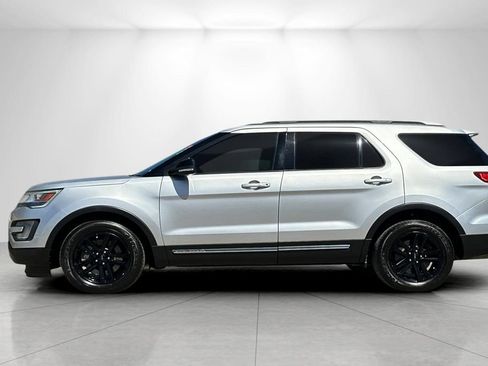 Used 2017 Ford Explorer XLT w/ Equipment Group 202A FWD image 6