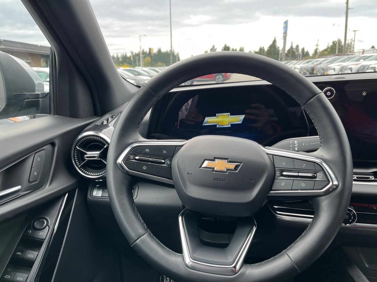 Used 2025 Chevrolet Equinox LT FWD image 28