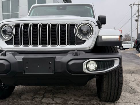 Used 2025 Jeep Wrangler Sahara 4xe image 9