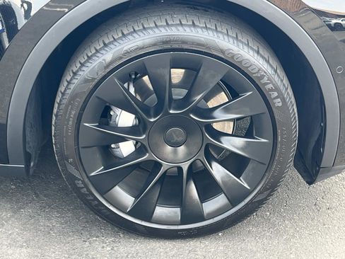 Used 2022 Tesla Model Y Long Range image 29