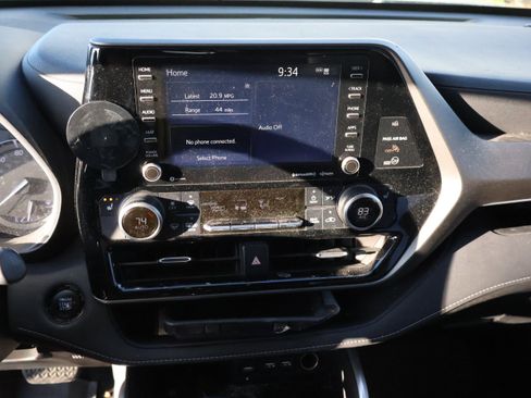 Used 2020 Toyota Highlander XLE image 22