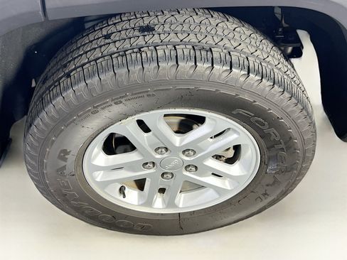 Used 2023 Jeep Grand Cherokee Laredo w/ Luxury Tech Group I image 29