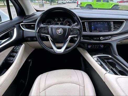 Used 2023 Buick Enclave Essence image 4