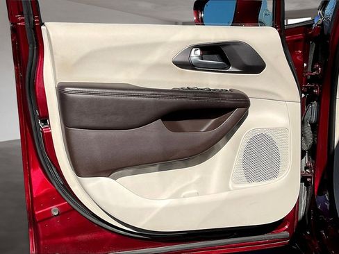 Used 2017 Chrysler Pacifica Touring-L image 20