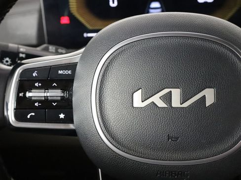 Used 2025 Kia Carnival FWD image 8