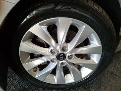Used 2018 Kia Optima LX w/ 17" Alloy Wheels Package image 3