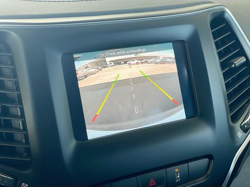 Used 2021 Jeep Cherokee Latitude Lux FWD image 9