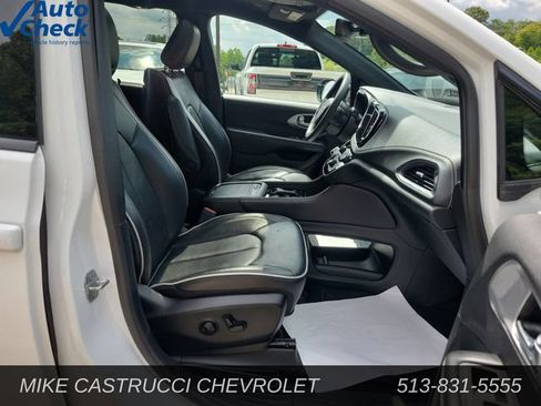 Used 2025 Chrysler Pacifica Limited FWD image 29