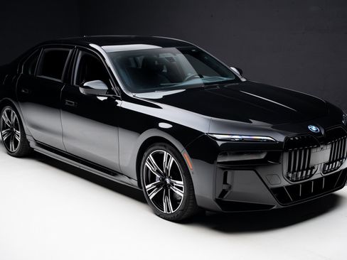 Used 2023 BMW i7 xDrive60 w/ Executive Package 2 image 39