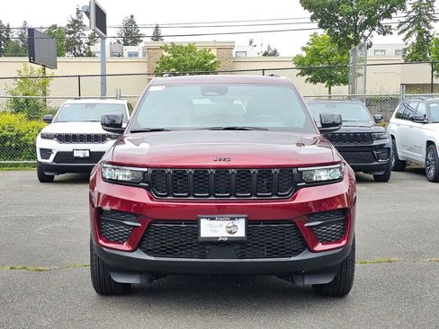 New 2025 Jeep Grand Cherokee Altitude image 4