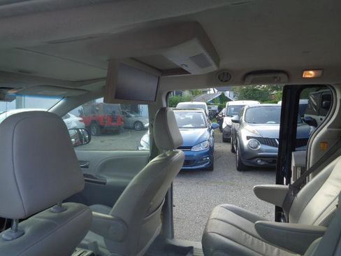 Used 2012 Toyota Sienna XLE image 30