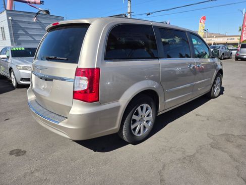 Used 2014 Chrysler Town & Country Touring w/ Driver Convenience Group FWD image 4