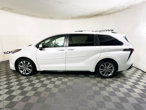 Used 2024 Toyota Sienna Platinum image 6