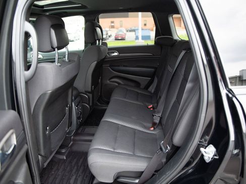 Used 2019 Jeep Grand Cherokee Laredo AWD/4WD image 23