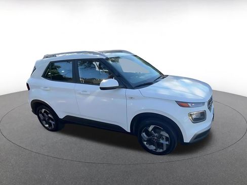 Used 2025 Hyundai Venue SEL image 2