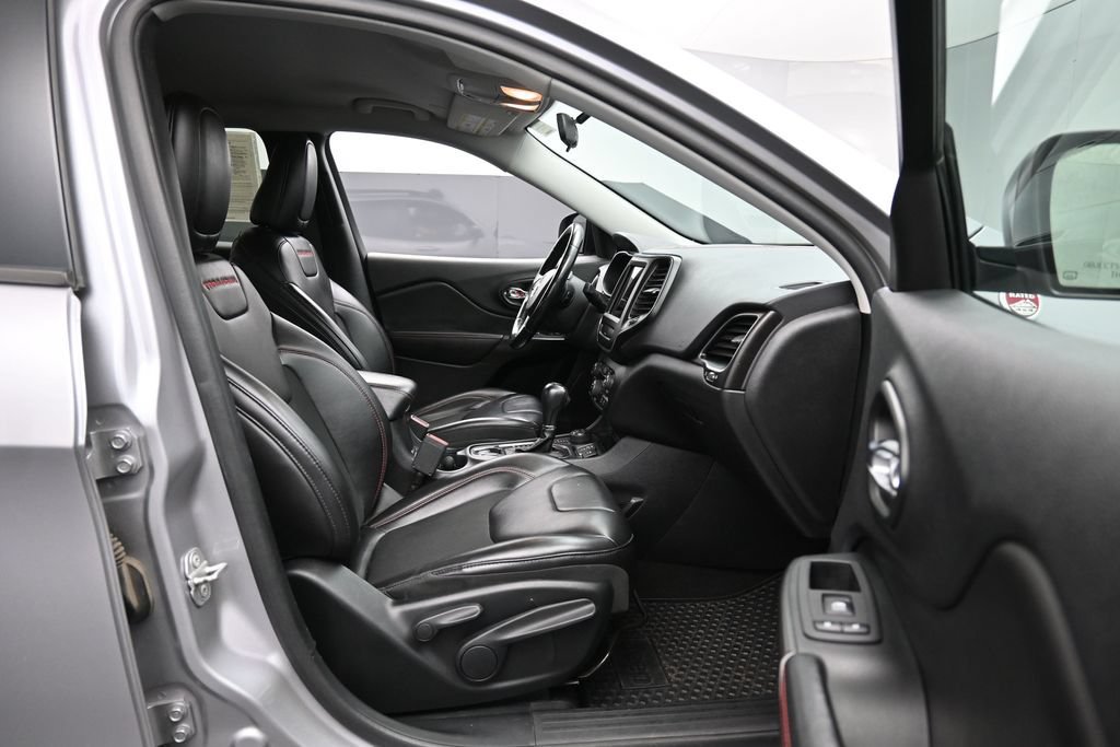 Used 2020 Jeep Cherokee Trailhawk AWD/4WD image 28