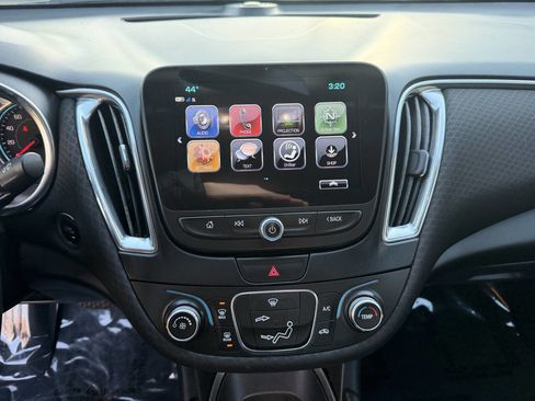 Used 2017 Chevrolet Malibu LT image 18